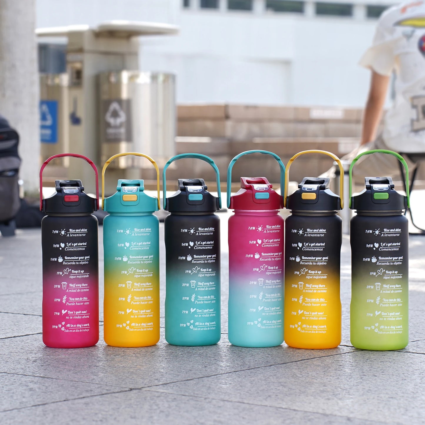Gourde noire/bleue pour le sport avec paille - 2L